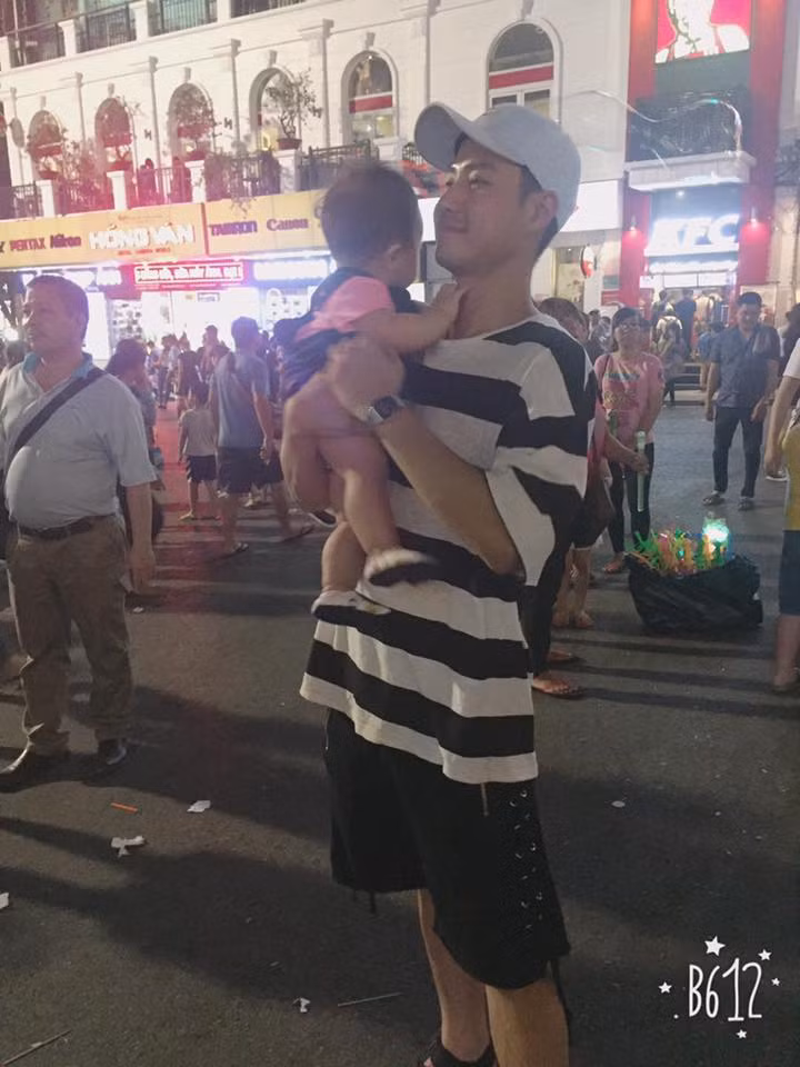 Ông bố ăn mặc trẻ trung chụp ảnh cùng con gái.