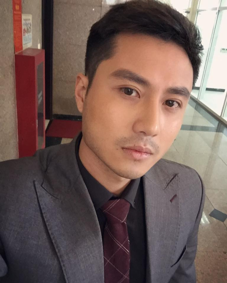 Anh diện vest hết sức lịch lãm.