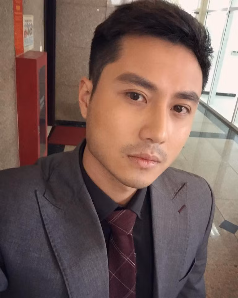 Anh diện vest hết sức lịch lãm.