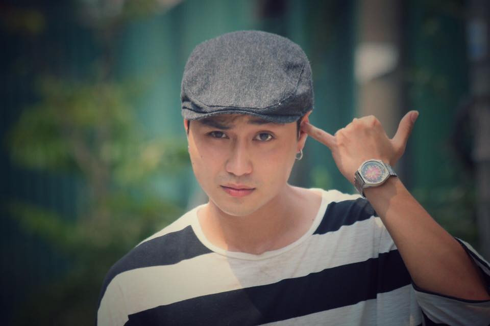 Đôi khi, Thanh Sơn cũng thử sức với thời trang bụi bặm, lãng tử.