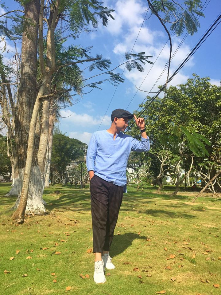 Phụ kiện thường được anh ưu ái là mũ nồi và giày thể thao.