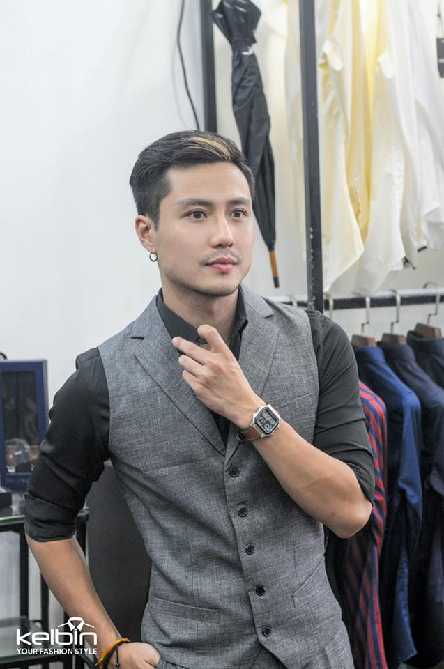 Nam diễn viên diện suit hết sức bảnh bao.