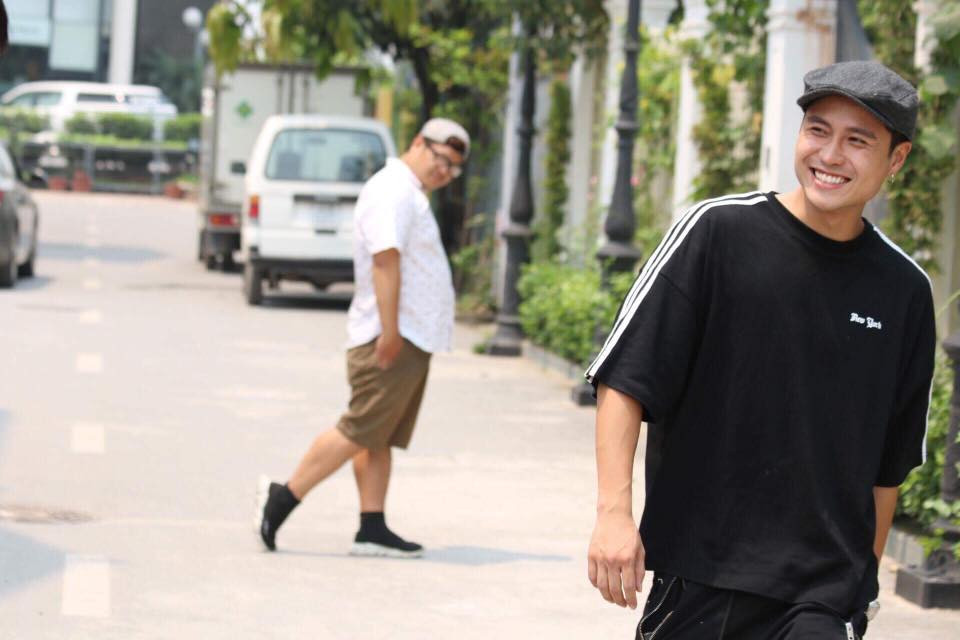 Anh diện kiểu hip-hop trẻ trung.