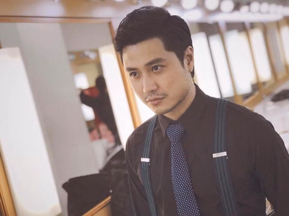 Ông bố một con vẫn đẹp trai không kém tài tử nhờ phong cách thời trang chỉnh chu.