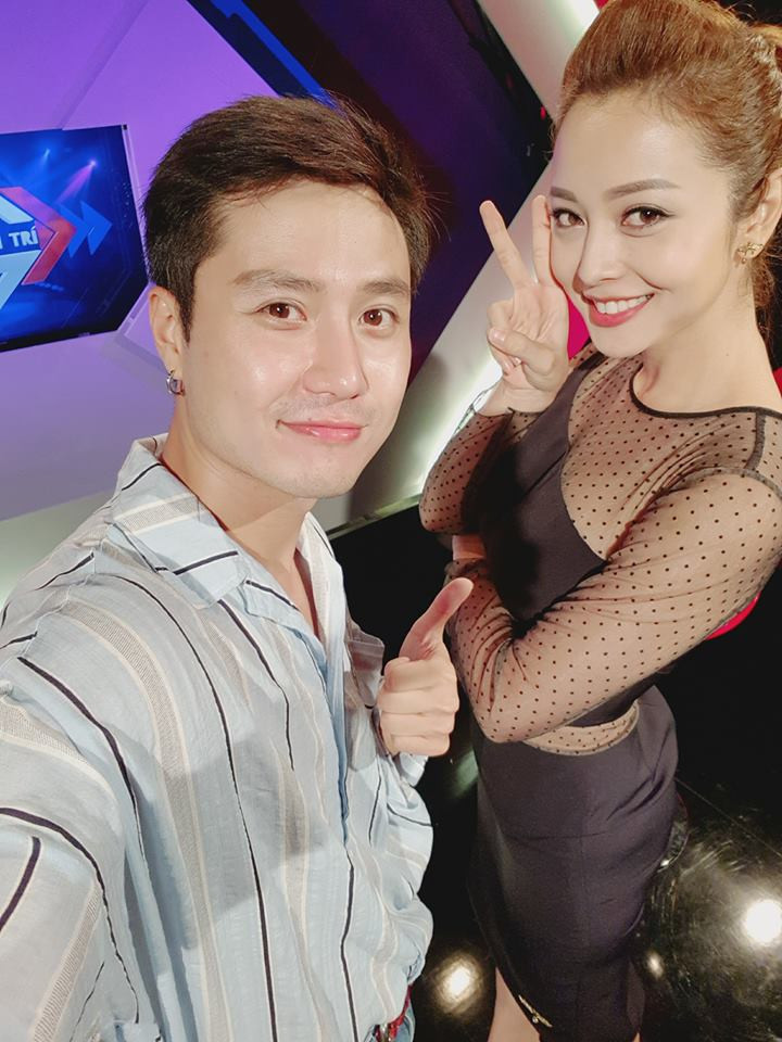 Kiểu sơ mi kẻ sọc giúp nam diễn viên ghi điểm bở sự trẻ trung, nam tính.