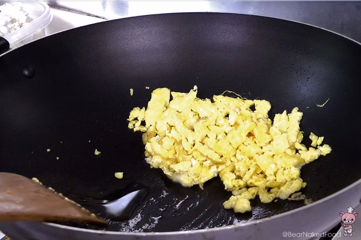 Cách làm cơm chiên trứng tỏi kiểu Nhật vừa ngon vừa nhanh - Hình 5 Cach lam com chien trung toi kieu Nhat vua ngon vua nhanh-Hinh-5