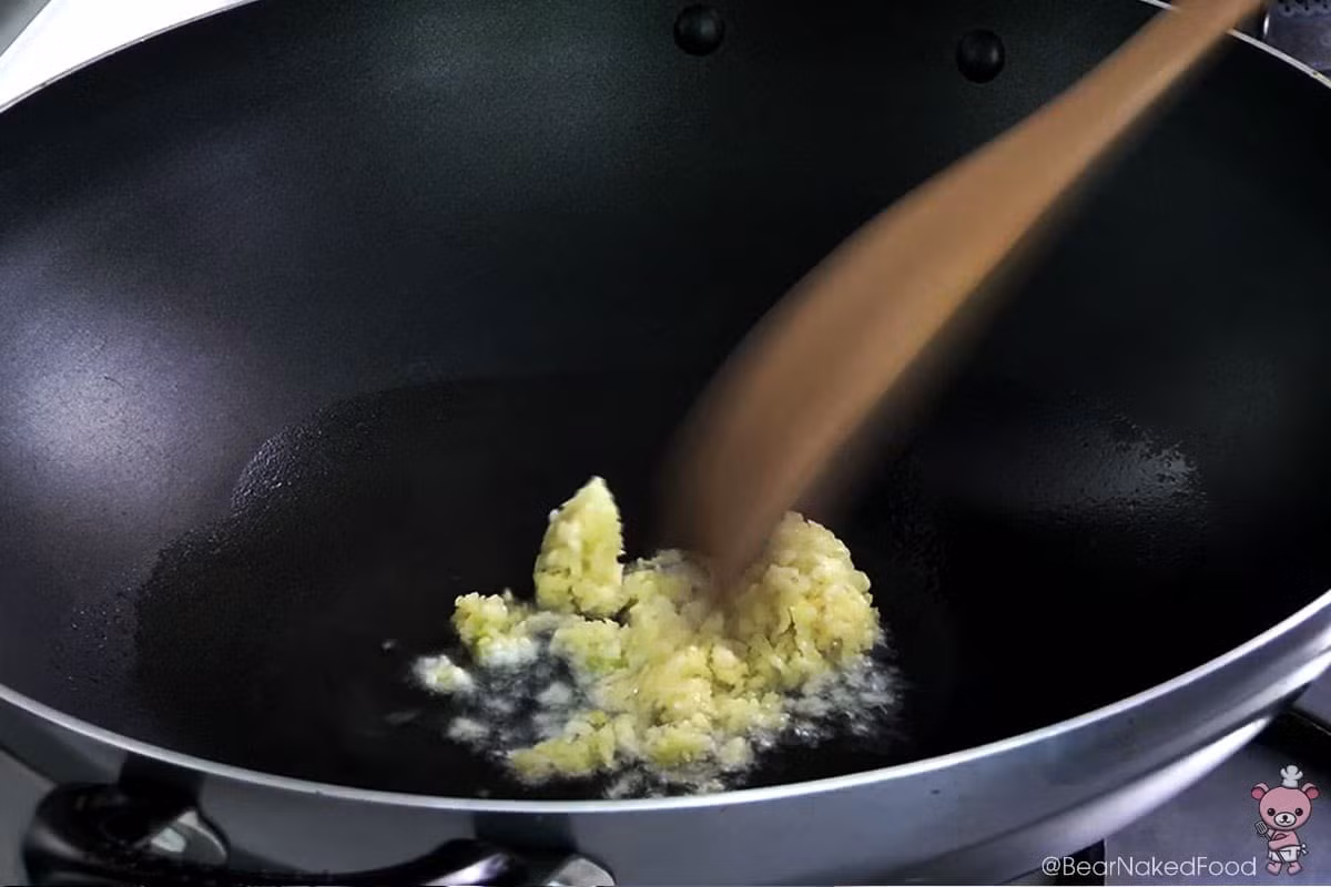 Cach lam com chien trung toi kieu Nhat vua ngon vua nhanh-Hinh-3