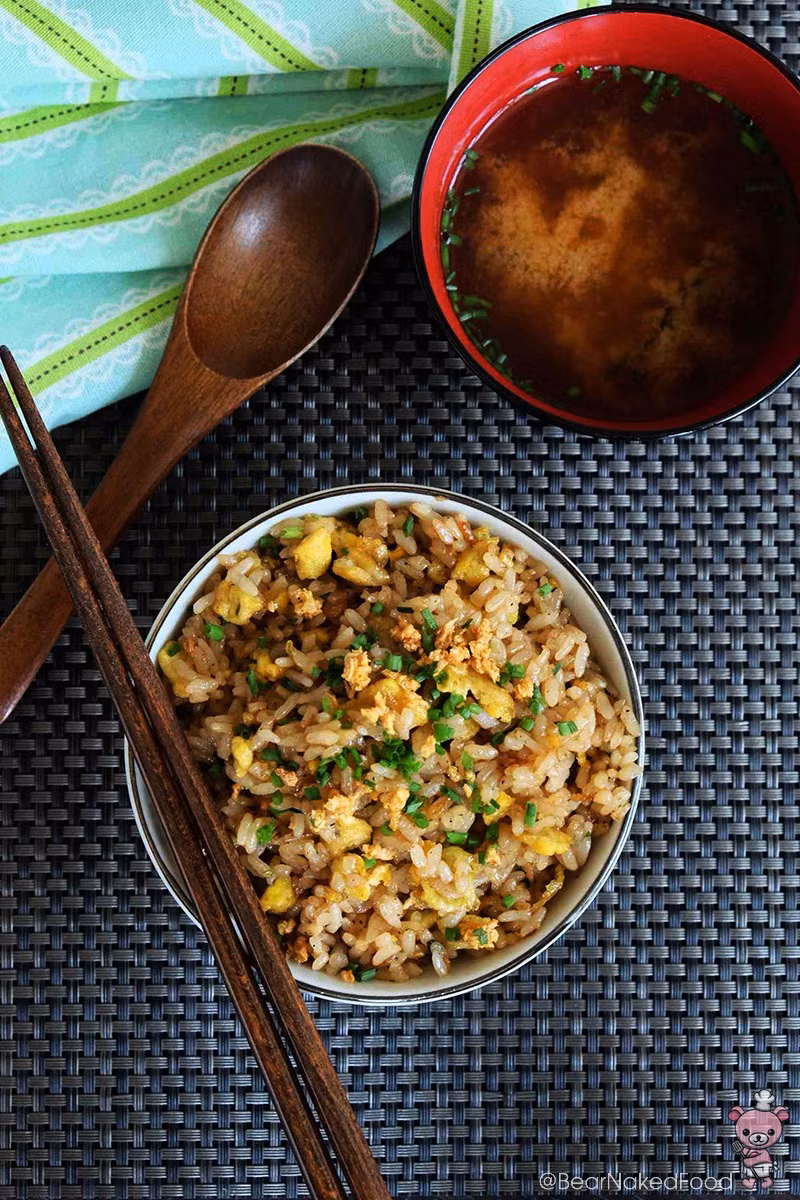 Cách làm cơm chiên trứng tỏi kiểu Nhật vừa ngon vừa nhanh - Hình 9 Cach lam com chien trung toi kieu Nhat vua ngon vua nhanh-Hinh-9