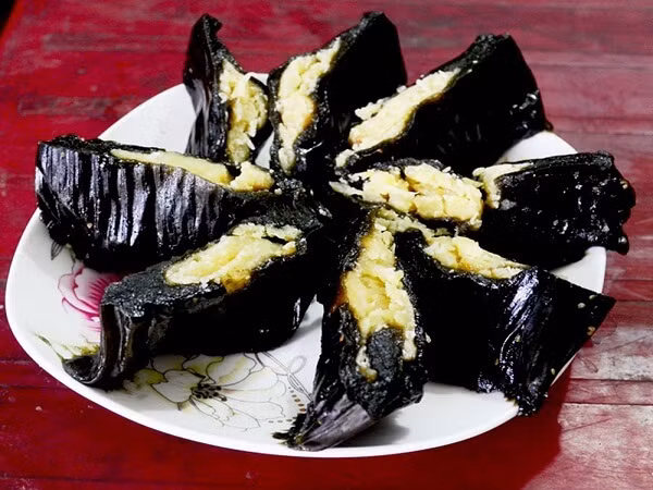 Bánh gai Chiêm Hóa mang hương vị đặc trưng rất riêng mà không ở nơi nào có. Hầu hết du khách có dịp đi qua thị trấn Vĩnh Lộc (Chiêm Hóa) đều mua loại đặc sản này về làm qua.