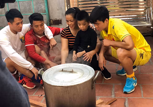 Cầu thủ Đình Trọng và Bùi Tiến Dũng về nhà Duy Mạnh phụ gia đình đồng đội nấu bánh chưng đón tết sớm. Ảnh: Sport5.