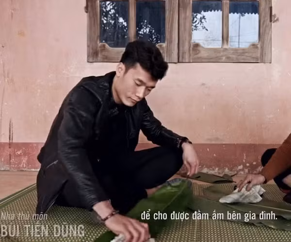 Thủ môn Bùi Tiến Dũng lau lá chuẩn bị gói bánh chưng giúp bà.
