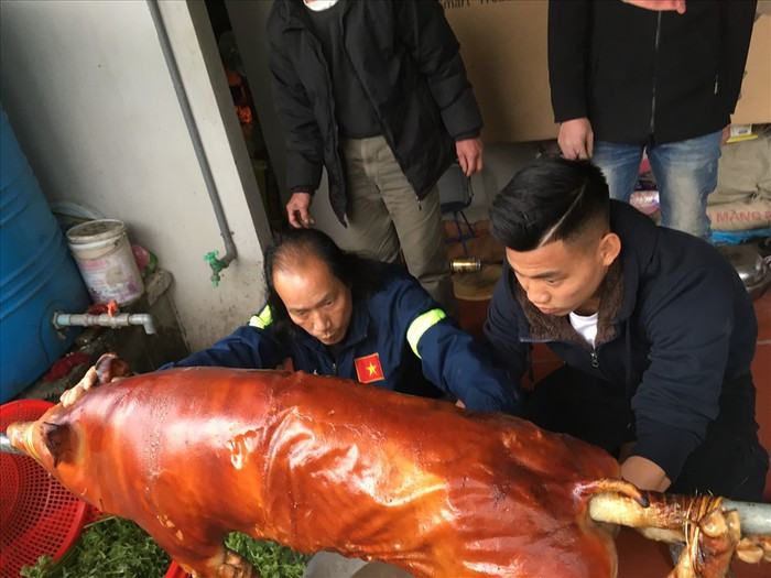 Văn Thanh cùng gia đình mổ một con lợn quay để làm cỗ đón láng giềng và họ hàng tới dùng tiệc tất niên. Ảnh: Internet.