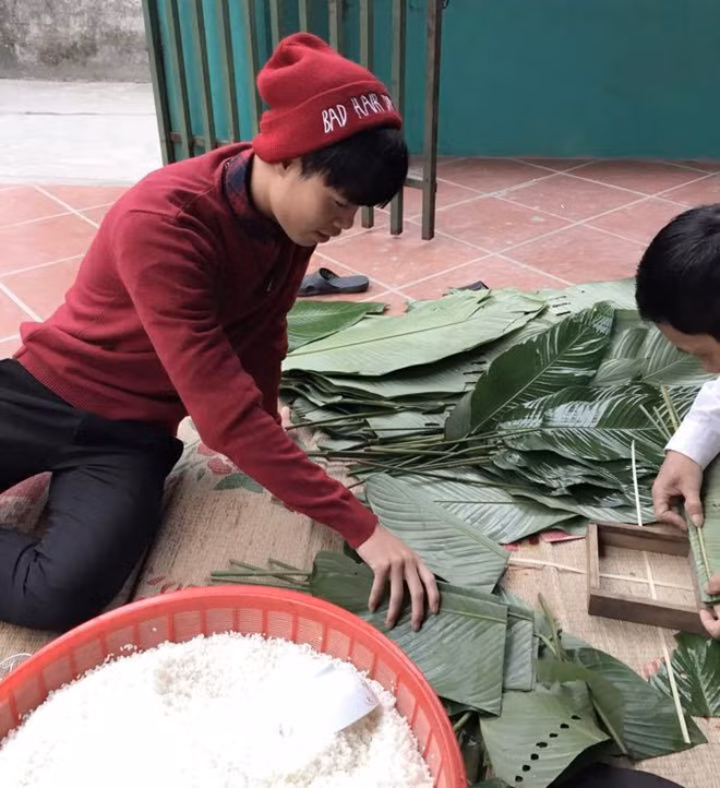 Văn Toàn cùng gia đình ở quê nhà tại xã Thạch Khôi (Hải Dương) gói bánh chưng đón Tết.