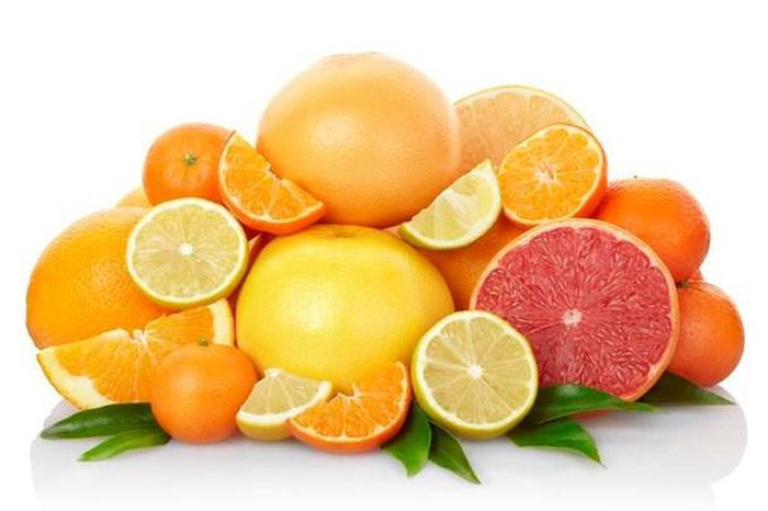 Cam, bưởi, kiwi là các loại trái cây chứa lượng vitamin C dồi dào, có tác dụng chống lại tác hại của các gốc tự do từ ánh nắng mặt trời. Một nghiên cứu chỉ ra vitamin C hạn chế nếp nhăn, giảm hiện tượng khô rát trên da. Ngoài các loại cây trên, bông cải xanh cũng là nguồn cung cấp vitamin C cùng hợp chất chống nắng sulforaphane.