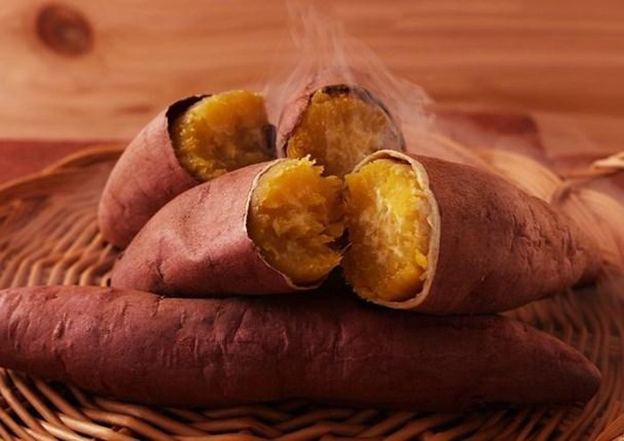 Khoai lang chứa nhiều beta carotene, loại carotene có khả năng làm giảm mức độ sưng đỏ của vết cháy nắng khi da tiếp xúc quá lâu với tia UV. Những thực phẩm giàu carotene khác là cà rốt, xoài, mơ, dưa vàng và cải xoăn. Ngoài ra, cải bó xôi còn sở hữu lượng lutein dồi dào, cũng là một loại carotene khác bảo vệ da. Các loại thực phẩm chứa carotene khác như cà rốt, xoài, mơ, dưa hấu và cải xoăn cũng có thể là một sự lựa chọn để thay đổi.