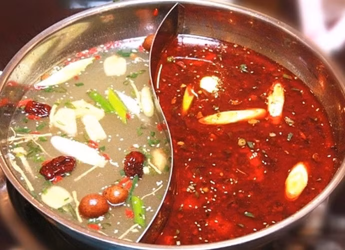 Thực phẩm cay: Ăn các loại thực phẩm cay trong ngày “đèn đỏ” có thể gây ra những cơn nóng giận, hoãn chu kỳ và kích thích sự phát ban của da và mụn trứng cá. Ngoài ra, thực phẩm cay còn làm phiền dạ dày và ruột, do đó dẫn tới tình trạng axit và đau bụng kinh.