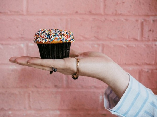 Thực phẩm nhiều đường: Do sự thay đổi hormone xảy ra trong suốt thời kỳ này, lượng đường trong máu trở nên không ổn định và nhiều chị em có xu hướng thèm ăn đồ ngọt. Ăn các loại thực phẩm có đường có thể làm tăng lượng đường trong máu, dẫn đến sự thay đổi tâm trạng và làm bạn căng thẳng. Ảnh: Internet.