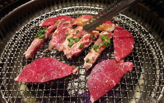 Thịt đỏ: Đây là thực phẩm nên tránh trong kỳ kinh nguyệt bởi thịt đỏ có thể làm trầm trọng thêm chứng chuột rút, đầy hơi và mụn trứng cá. Nếu bạn thèm ăn thịt, hãy ăn thịt nạc như thịt gà không da hoặc cá dầu.