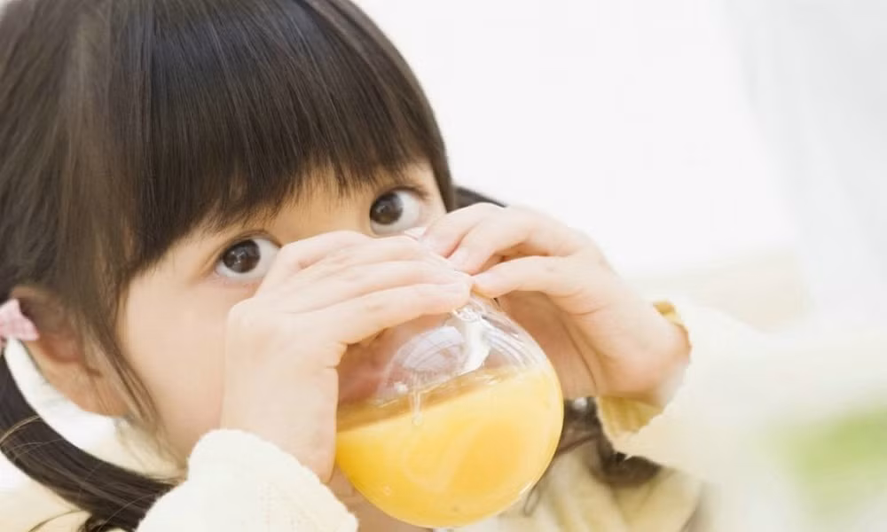 Các bé bị rôm sảy chủ yếu là cơ thể nóng trong. Vì vậy, ngoài tắm bằng phương pháp này thì cần chú ý tăng cường bổ sung các loại hoa quả có nhiều vitamin C như cam, chanh... Nên uống nước giải khát thanh nhiệt như: rau má, nước chanh, nước chanh muối, mía lau, atisô…Ảnh: Internet.