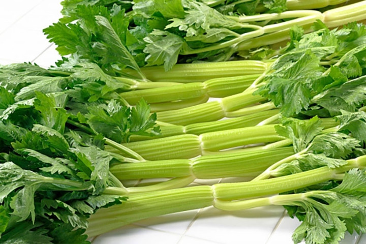 Rau cần đặc biệt tốt trong giai đoạn gout cấp tính. Rau cần giàu các sinh tố, khoáng chất và hầu như không chứa nhân purin. Có thể ăn sống, ép lấy nước uống hoặc nấu canh ăn hàng ngày.