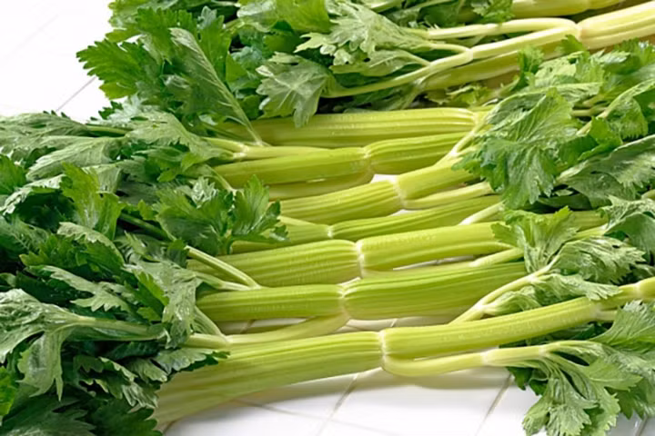 Rau cần đặc biệt tốt trong giai đoạn gout cấp tính. Rau cần giàu các sinh tố, khoáng chất và hầu như không chứa nhân purin. Có thể ăn sống, ép lấy nước uống hoặc nấu canh ăn hàng ngày.