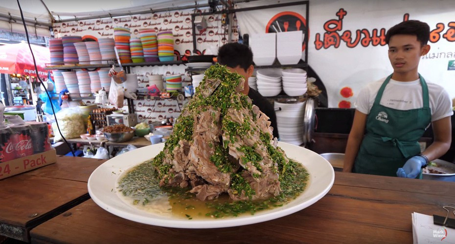 Nguyên liệu làm nên món ăn siêu to khổng lồ Laeng Saeb thật sự không quá đa dạng bởi nguyên liệu chính chỉ là xương lợn. Thế nhưng, điểm gây chú ý đối với bất kỳ ai là những khúc xương lợn này được chất cao chất ngất như một ngọn núi hùng vĩ.