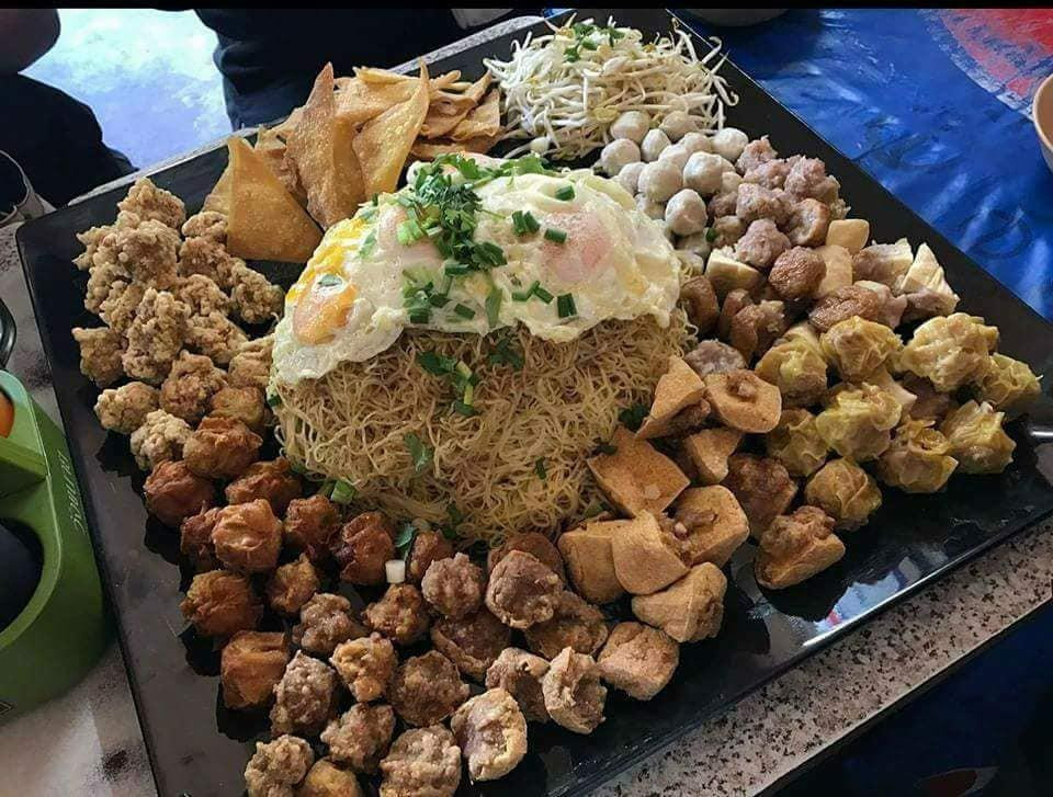 Mì trộn khổng lồ ở Si-Praya Rd., Bang-Rak Distrcit, Bangkok ( Thái Lan): Với hơn 80 năm tồn tại, nơi đây được người dân địa phương biết đến nhờ những phần mì khổng lồ cùng với món đậm đà, đặc sắc. Nguyên liệu lúc nào cũng tươi ngon và chất lượng khi được làm thủ công tại nhà.