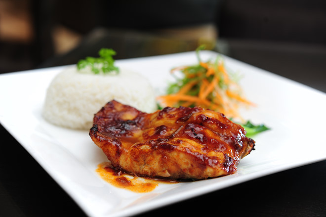 Món chính: Sườn bò hầm táo đỏ ăn kèm bánh mì baguette, cá tầm đút lò sốt vi cá, ăn cùng cơm chiên hải sản.