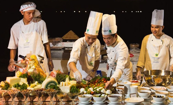 Thực đơn cho khách được siêu mẫu Hà Anh cùng chồng đích thân chọn lựa với các món nổi bật như: tôm hùm nướng phô mai, bò kobe sốt tepanyaki được nhập khẩu trực tiếp từ Nhật. Ngoài các món ăn kiểu Tây, Hà Anh cùng ekip của khu resort còn thêm vào các món gỏi Việt nhằm giới thiệu tới các vị khách quốc tế những nét tinh hoa của ẩm thực Việt Nam. Ảnh: Internet.