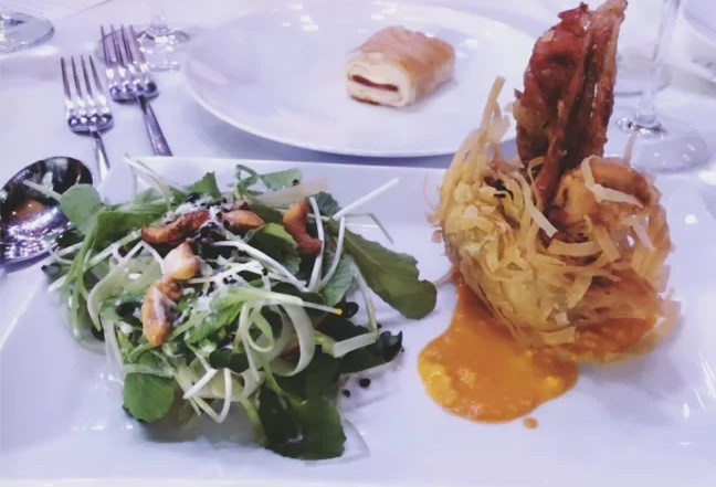 Menu trong đám cưới họ gồm các món: Cua lột Tempura sốt trứng muối – xà lách Quinoa - Súp dumpling hải sản vi cá - Ức vịt đút lò sốt kikkoman - Cá tầm nướng sốt vi cá - Cơm chiên chili sambal - Rau câu kiwi hạt chia - Trà nóng.