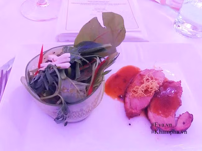 Thực đơn tiệc cưới của Hoa hậu Thu Thảo rất sang trọng gồm 3 món khai vị, 2 món chính, 2 món tráng miệng với các nguyên liệu đắt đỏ như bào ngư, cá tuyết, sườn bò...