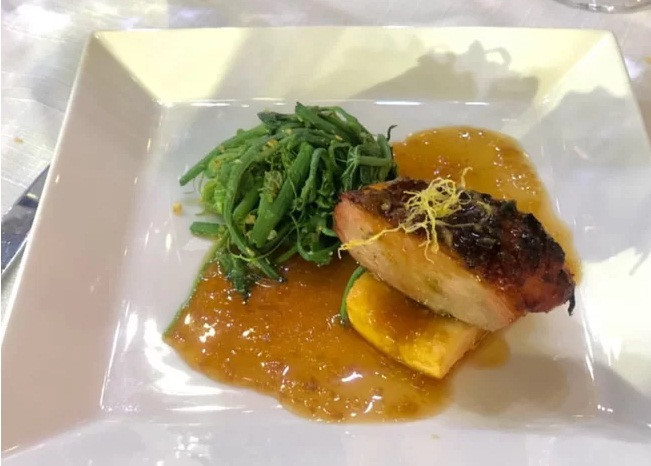 Món chính đầu tiên là ức vịt bỏ lò sốt Kikkoman. Loại sốt này mang đặc trưng hàng nghìn năm của ẩm thực Nhật Bản, có mùi thơm nồng của nước tương và sự kết hợp tinh tế của đường, giấm và các loại gia vị. Sốt Kikkoman đậm đặc thường được dùng cho các món thịt nướng, hải sản nướng hoặc dùng để xào, áp chảo, đặc biệt sốt giúp mang lại cho món ăn màu sắc bắt mắt và hấp dẫn hơn.