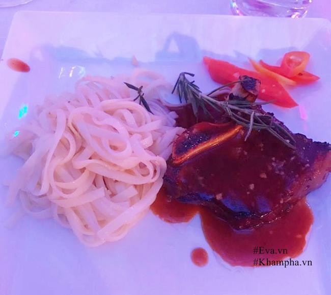 Thực đơn Hoa Hậu Việt Nam 2012 đãi khách gồm: Ức vịt đút lò sốt Teryaki kèm salad - Súp bào ngư vi cá hải sâm - Kem chanh - Cá tuyết đút lò sốt Batayaki - Sườn bò nướng thảo mộc sốt rượu port - Rau câu kiwi hạt chia - Trà nóng.