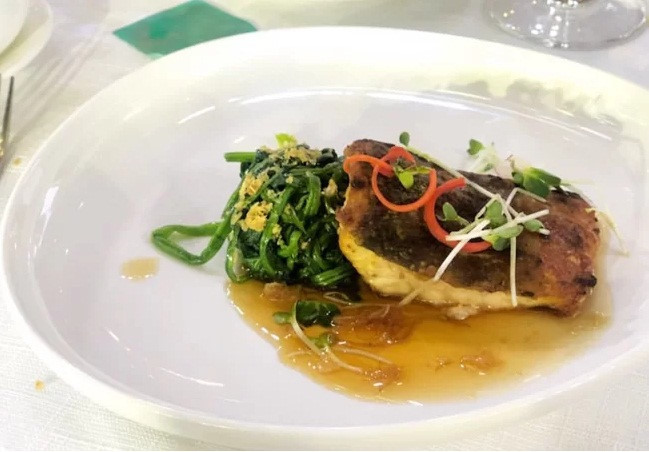 Món chính thứ 2 là cá tầm nướng sốt vi cá. Cả cá tầm và vi cá đều là những loại nguyên liệu đắt, ít xuất hiện trên bàn tiệc cưới. Mặc dù không quá nhiều món nhưng thực đơn trong đám cưới Trường Giang - Nhã Phương đều được chế biến từ những nguyên liệu đắt đỏ. Theo dự tính, mỗi bàn tiệc mà nam danh hài đãi khách có giá khoảng từ 15 - 20 triệu đồng.