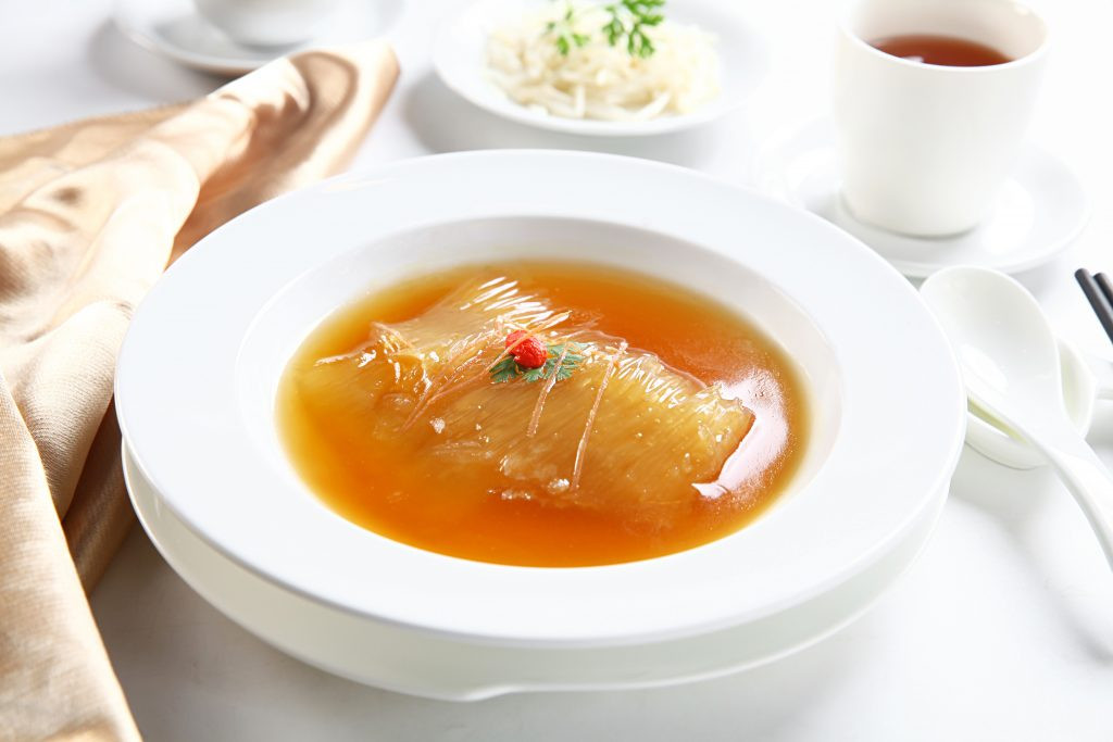Món khai vị: Soup bào ngư vi cá hải sâm hồng xíu, cua lột xốt trứng muối, ăn kèm xà lách quinoa.