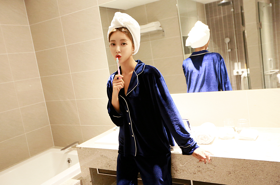 Đầu tiên bạn đá chân phải lên trước và gập gối bên trái hơi ngồi xuống. Thực hiện 10 lần sau đó đổi bên ngược lại. Kiên trì tập luyện để có kết quả tốt nhất.