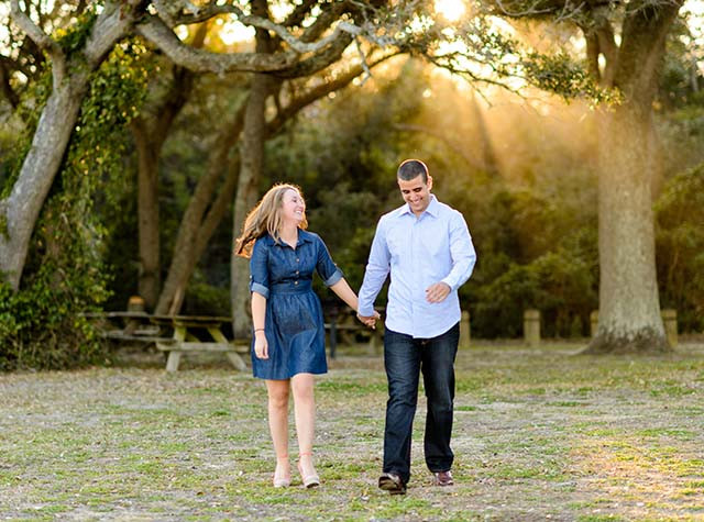 Tham gia các hoạt động ngoài trời, hòa mình với thiên nhiên là cách đơn giản giúp bạn tránh xa hàng quán và nỗi ám ảnh ăn uống. Có rất nhiều hoạt động vừa khiến bạn vui vẻ, vừa có thể đốt cháy được nhiều calo.