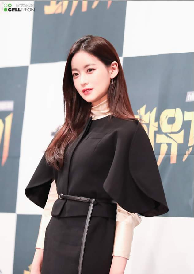 Lúc đi sự kiện, cô khéo chọn đồ phù hợp với tính chất từng event, lúc dịu dàng, khi sang chảnh.