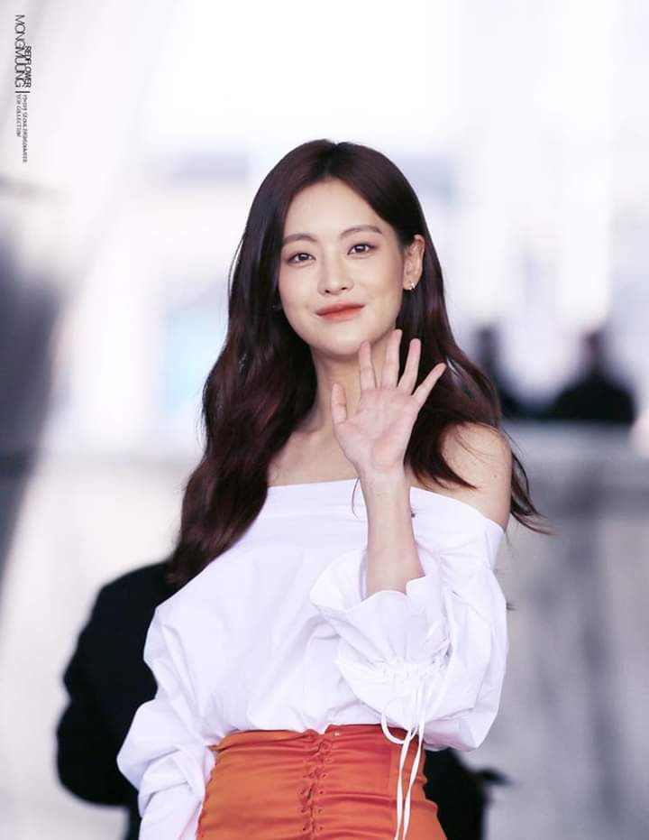 Tuy có hình thể nóng bỏng nhưng phong cách thời trang của Oh Yeon Seo lại khá thanh lịch, gợi cảm vừa đủ.