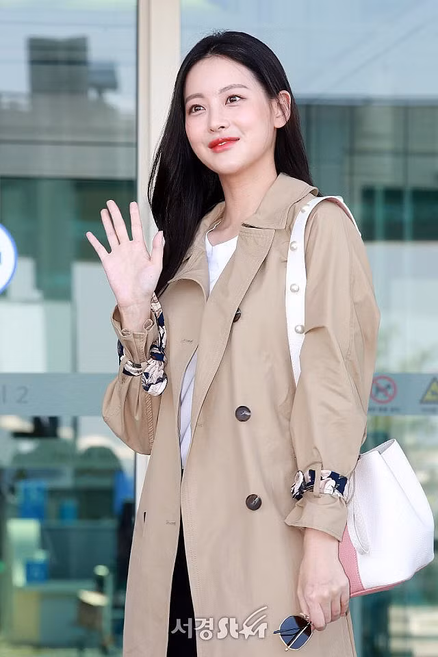 Thời trang sân bay của Oh Yeon Seo khá thoải mái nhưng toát lên vẻ thời trang, đẳng cấp.