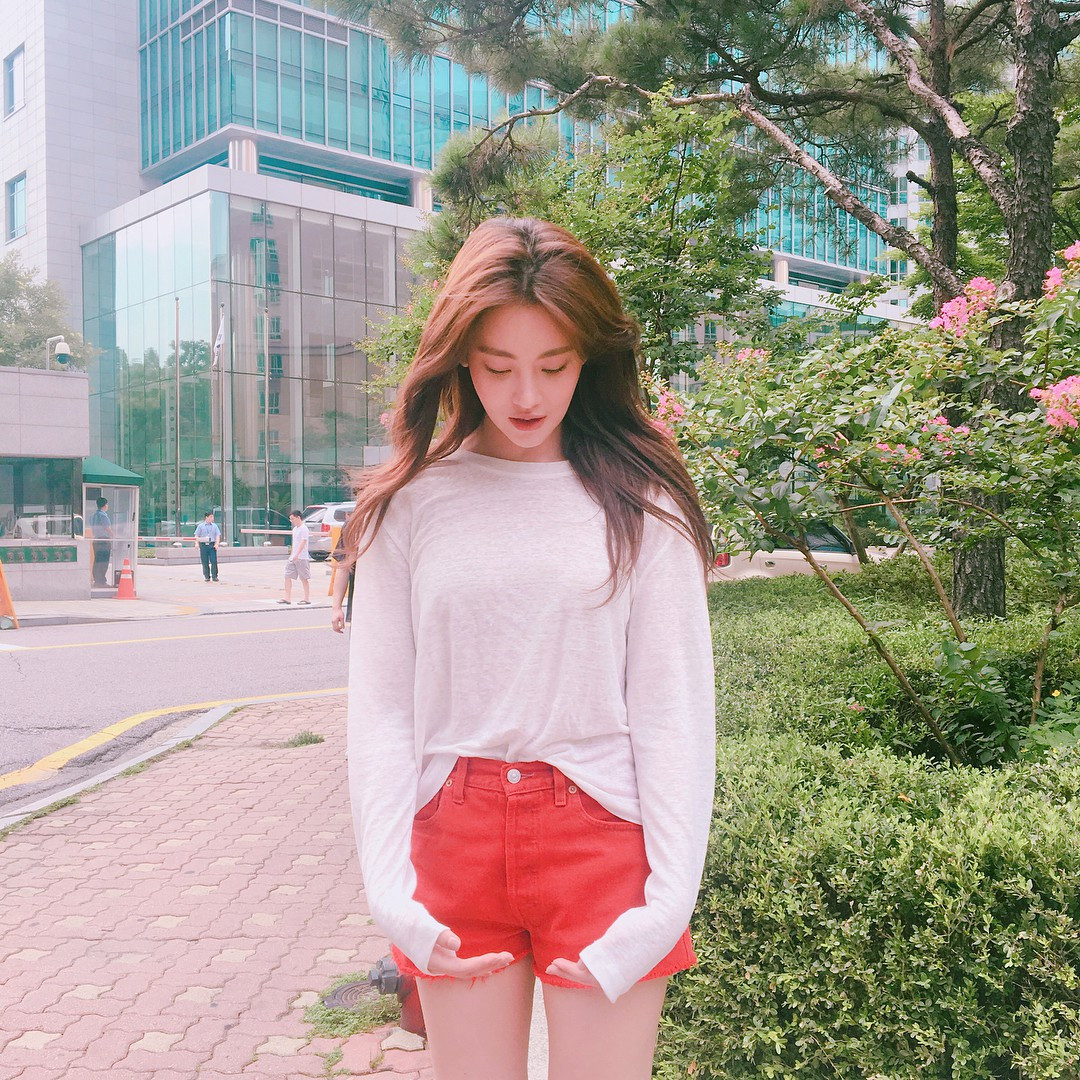 Đôi khi, cách phối đồ của Oh Yeon Seo khá đơn giản với những công thức quen thuộc như sơ mi hay áo thun mix cùng quần cạp cao hay shorts jeans khỏe khoắn... tuy nhiên đều mang đến hiệu quả thẩm mỹ cao.