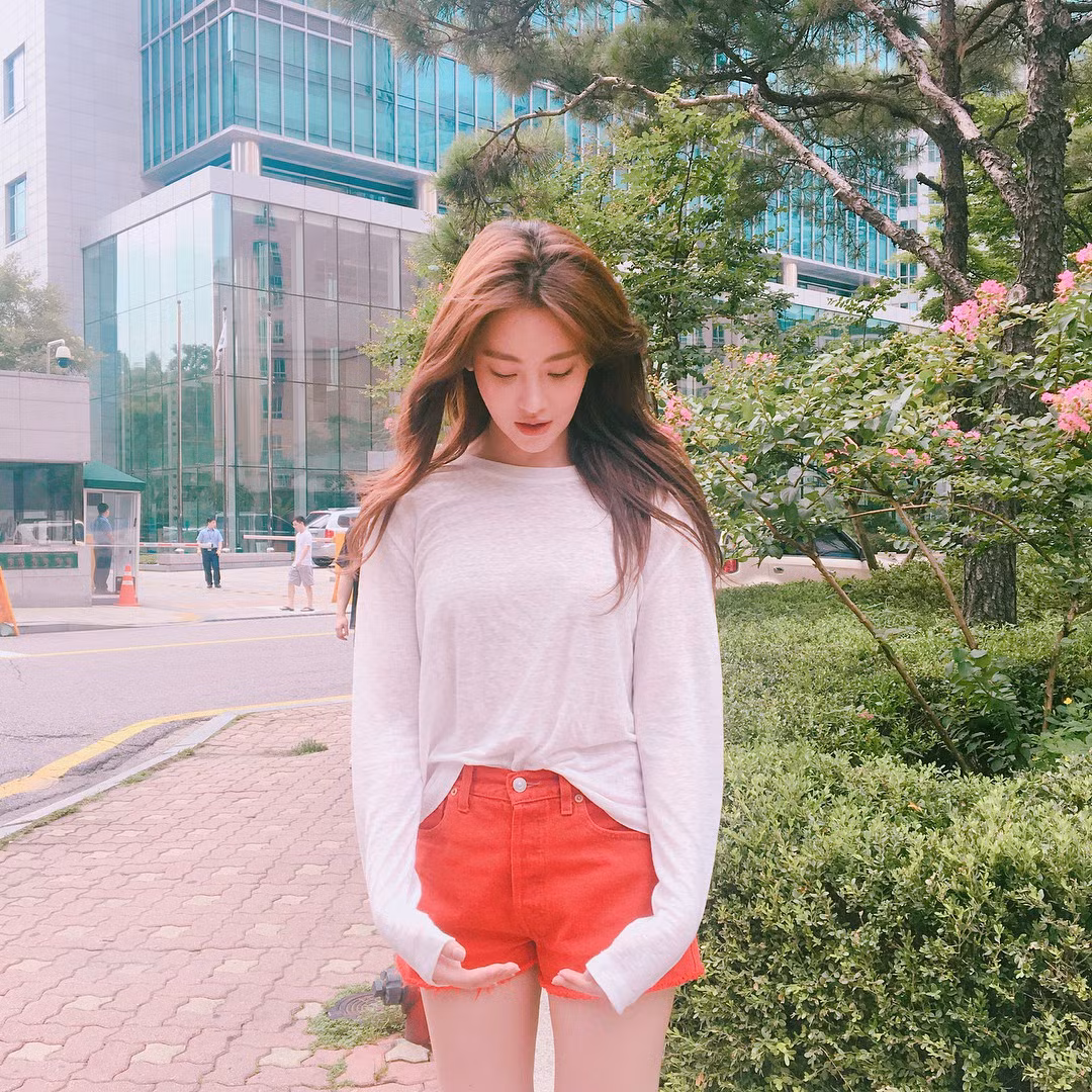 Đôi khi, cách phối đồ của Oh Yeon Seo khá đơn giản với những công thức quen thuộc như sơ mi hay áo thun mix cùng quần cạp cao hay shorts jeans khỏe khoắn... tuy nhiên đều mang đến hiệu quả thẩm mỹ cao.