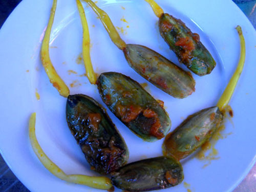 Giá bể (giá biển) là món ăn lạ độc mà không phải ai là người Hải Phòng cũng biết về nó. Giá bể là loài sống ở những bãi bồi ven biển, thường có quanh năm nên cũng có khi người ta gọi nó là giá biển. Giá bể có hình thù giống như con móng tay nhưng thân mỏng hơn. Chân của nó giống như giá đỗ thò ra ngoài. Giá bể được chế biến phổ biến nhất là giá bể xào và nộm giá bể.