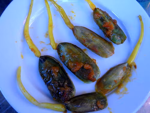 Giá bể (giá biển) là món ăn lạ độc mà không phải ai là người Hải Phòng cũng biết về nó. Giá bể là loài sống ở những bãi bồi ven biển, thường có quanh năm nên cũng có khi người ta gọi nó là giá biển. Giá bể có hình thù giống như con móng tay nhưng thân mỏng hơn. Chân của nó giống như giá đỗ thò ra ngoài. Giá bể được chế biến phổ biến nhất là giá bể xào và nộm giá bể.