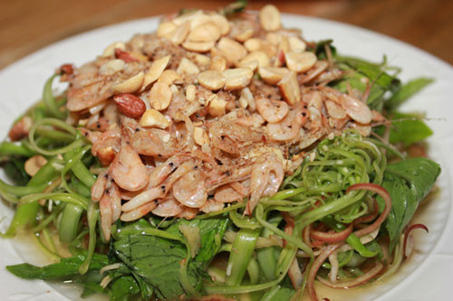 Gỏi rau muống tép sông: Được xem là món ăn chơi cũng giống như những món gỏi khác, nhưng gỏi rau muống tép sông đặc trưng ở chỗ rất dân dã, dễ làm và được ưa chuộng. Khi ăn bạn sẽ cảm nhận được đủ các vị chua, cay, mặn, ngọt, bùi bùi của tép sông và cả vị giòn giòn rất thú vị từ rau muống.