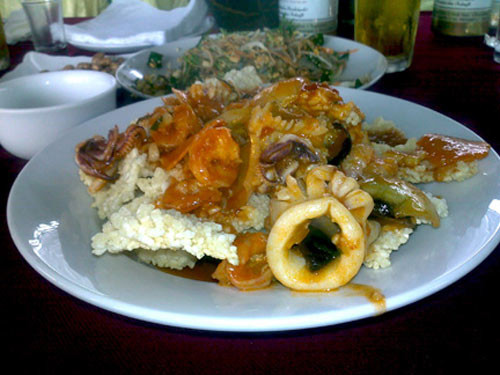 Cơm cháy hải sản: Nhắc đến cơm cháy, nhiều người thường nghĩ đến Ninh Bình. Nhưng người Hải Phòng không nhất thiết phải đến tận Ninh Bình để thưởng thức món cơm cháy đặc biệt đó. Ngay tại đất Cảng cũng có món cơm cháy, nhưng mang đặc trưng của Hải Phòng: cơm cháy hải sản. Đây là món ăn thơm ngon, không ngán và đặc biệt, có thể ăn đến no.