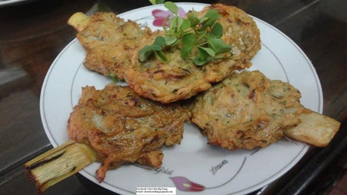 Chả chìa: Chả chìa Hạ Lũng nổi tiếng tự bao giờ không ai biết, chỉ có điều, món ăn làng quê ấy đã trở thành “đặc sản” tới nỗi, bao du khách khi ghé về thăm làng hoa, chợ hoa, cũng phải mua cho kì được món chả “ độc đáo” về làm quà cho người thân, gia đình.