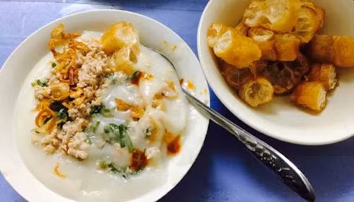 Cháo cay: Điều đặc biệt ở món cháo này là cháo sau khi nấu chín sẽ đem xay nhuyễn giống như nước hồ. Khi ăn bỏ thêm thịt trai, hành ngò và thật nhiều bột ớt. Bát cháo nóng hổi cay chảy nước mắt nhưng lại thơm ngon không thể chối từ.