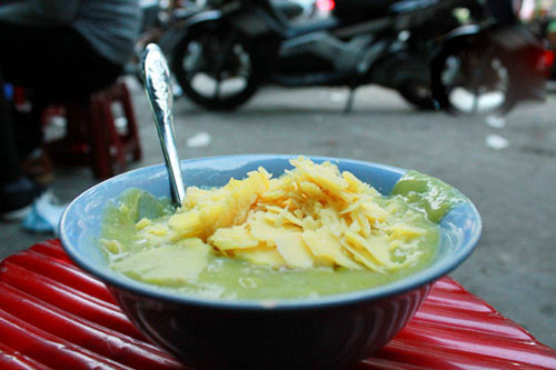 Cháo khoái không chỉ đặc biệt về tên gọi mà cũng khiến cho người ta ấn tượng về màu sắc. Màu xanh của cháo được làm từ lá rau ngót, cũng có nơi làm từ lá dứa. Trên mỗi bát cháo khoái, người ta cho thêm đậu xanh xay nhuyễn, có thể cho thêm hành phi thơm lên trên. Giá tiền cho một bát cháo khoái là 10k/1 bát.