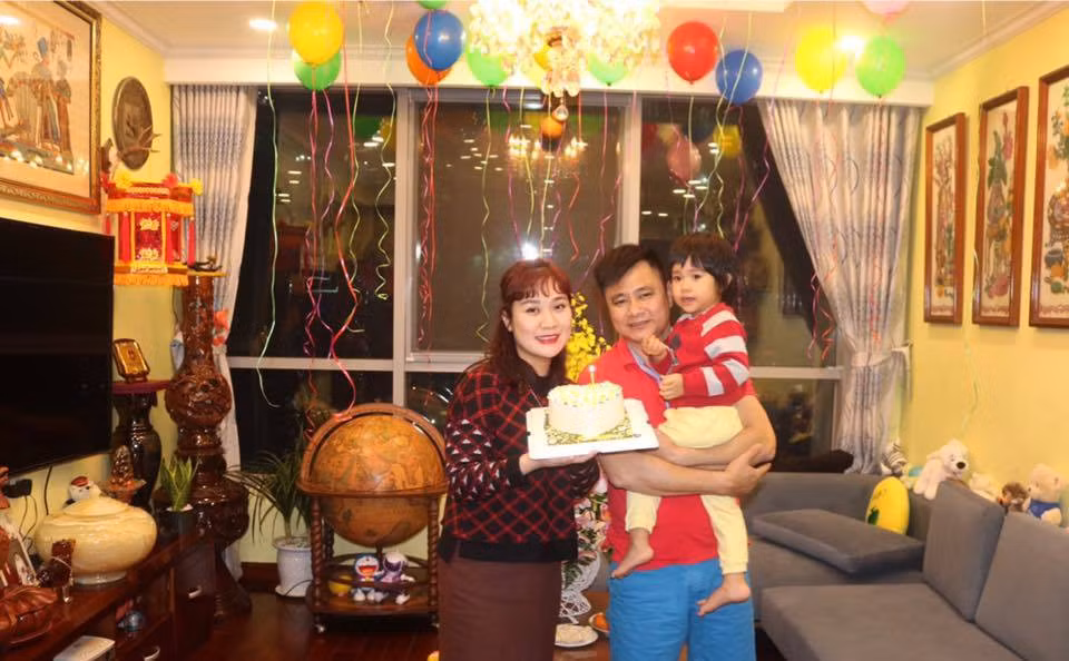 Cả hai có với nhau 1 bé gái tên thân mật ở nhà là Táo. Tháng 8/2015, anh và bà xã đã chuyển về căn hộ cao cấp xinh xắn tại Hà Nội. Chia sẻ trên mạng xã hội, Tự Long cho biết, anh tự tay trang hoàng căn nhà mới theo đúng ý thích của mình. Đây cũng là nơi nam danh hài chia sẻ nhiều khoảnh khắc ý nghĩa bên con gái và gia đình.